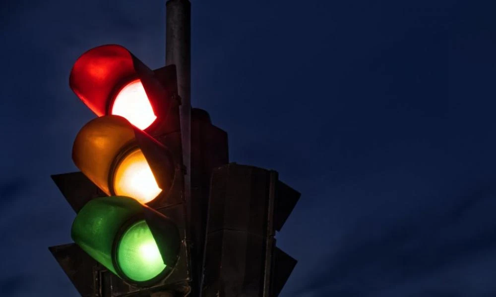 Ο λόγος που το φανάρι έχει 3 χρώματα - Πώς επικράτησαν κόκκινο, πράσινο και πορτοκαλί